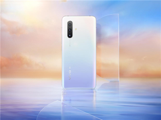 vivo X30新配色虹影美圖來襲，把雨水洗過的天空鎖進(jìn)手機(jī)背殼里